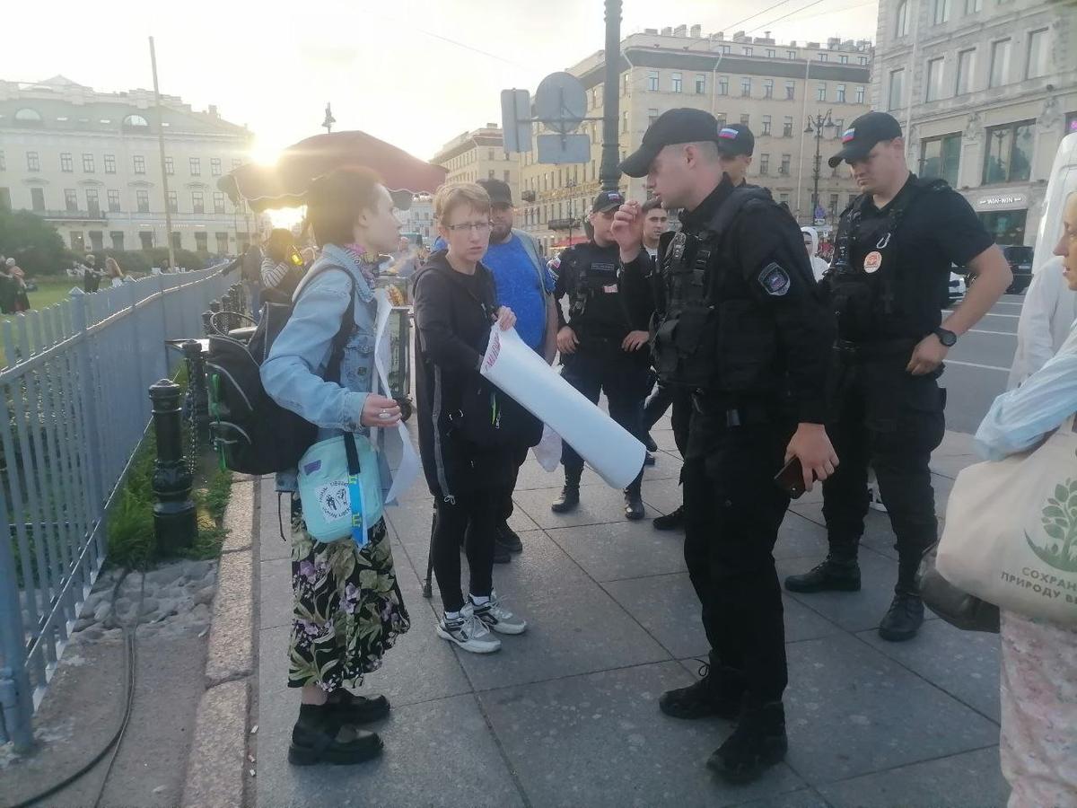 Полиция задерживает активисток на Невском проспекте. Фото: Елена Михина / MR7