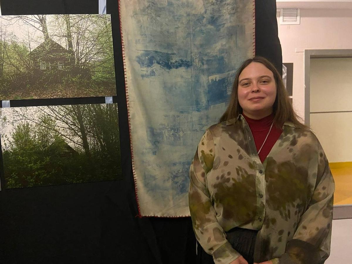 Настя Яковлева на фоне своих фотографий и полотна. Фото: Валерия Шимаковская / MR7