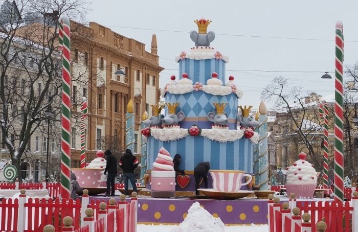 Двухметровый торт и мыши появились в центре Петербурга