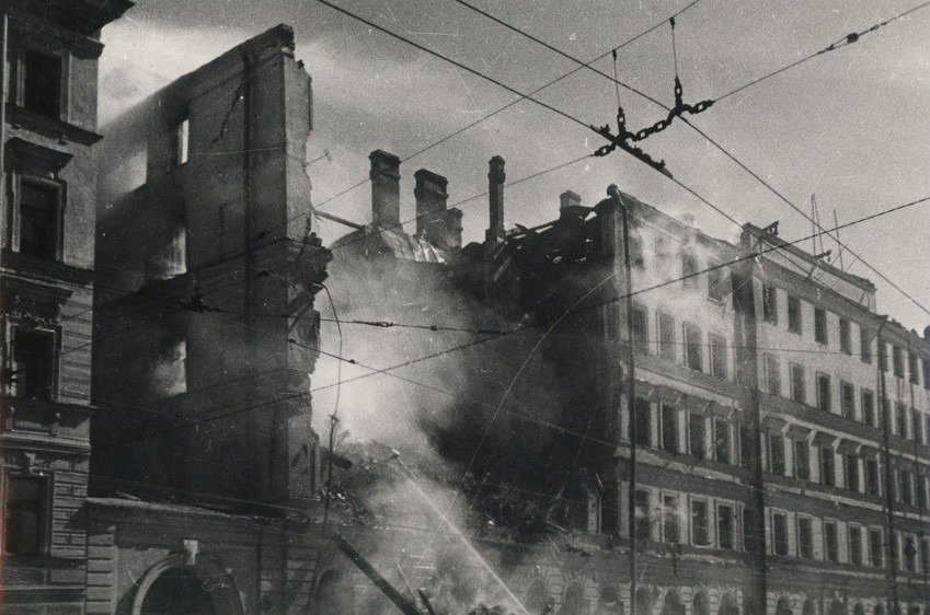 Борис Кудояров. Тушение пожара на одной из улиц. Ленинград, 1942 год / РОСФОТО