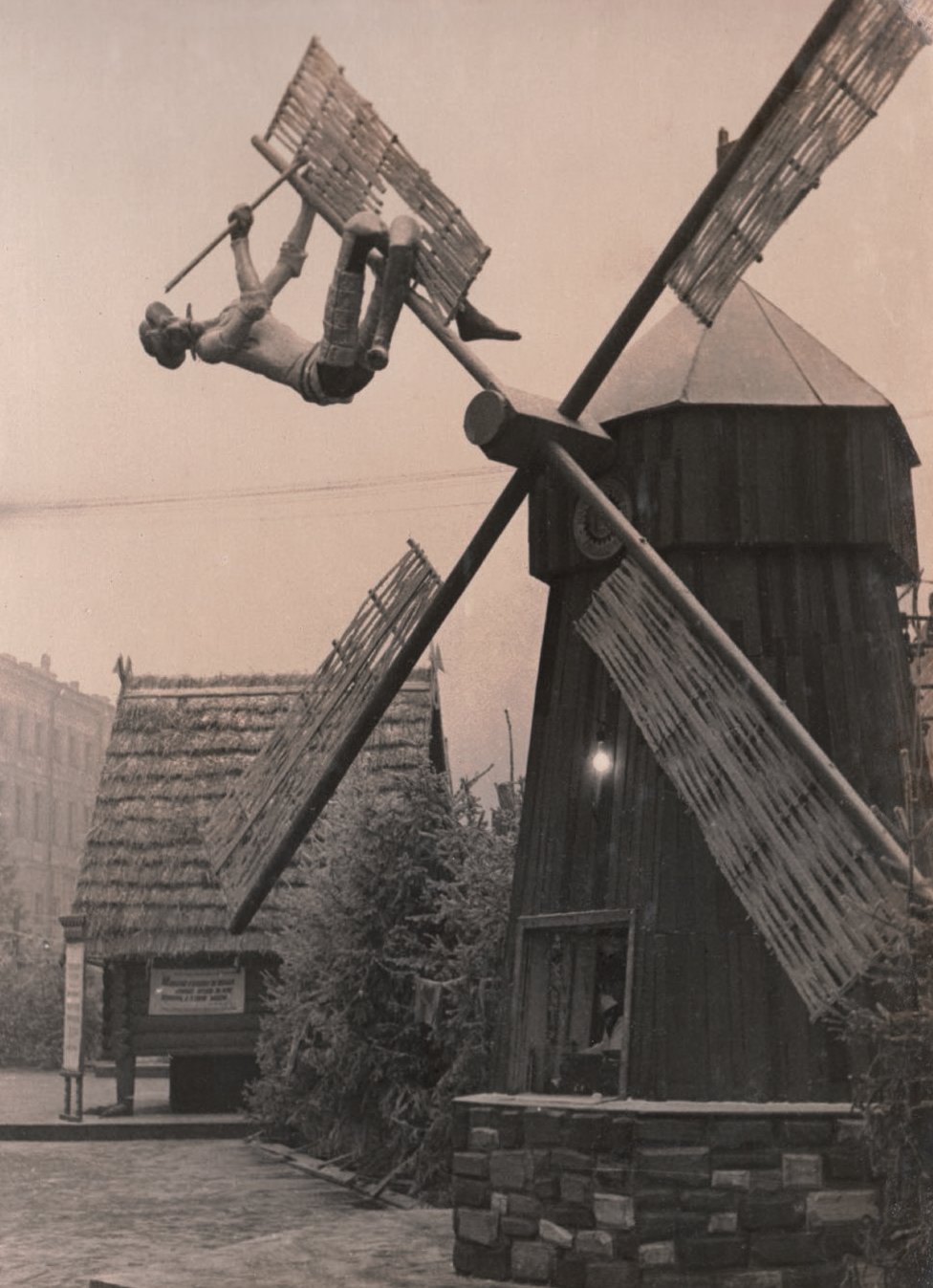 Г. Лишневский. Новогодний детский базар Наркомпищепрома СССР. Деталь киоска Главхлеба Дон Кихот. Ленинград. 1937.