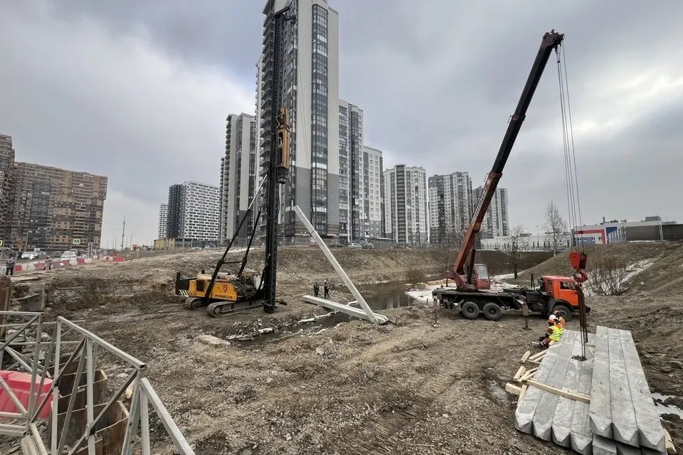 Старый мост полностью разобрали, рядом возвели временную переправу с тротуаром. Фото: Администрация Санкт-Петербурга