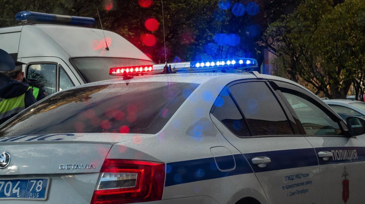 Петербурженка отбилась от настойчивого ухажёра, столкнув его с лестницы