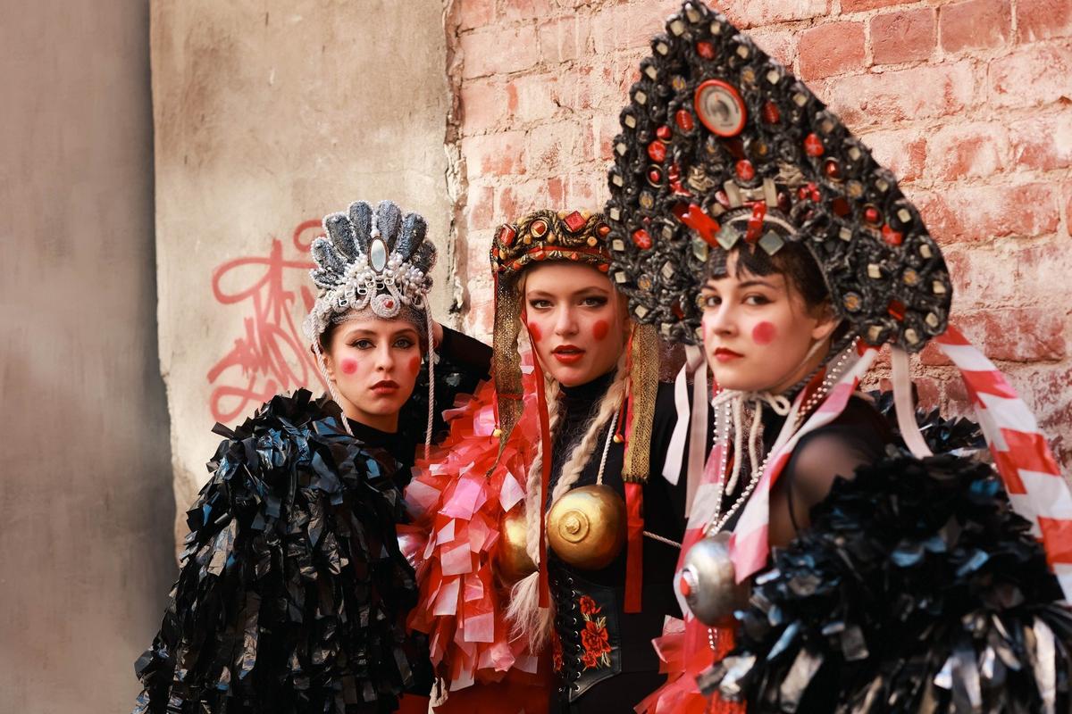 Актрисы Виктория Шпакова, Мария Шорохова и Арина Полякова. Фото: Алиса Фредерикс