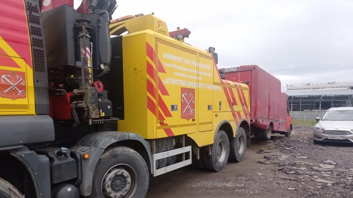 Автохлам вывозят с территории Калининского района Петербурга