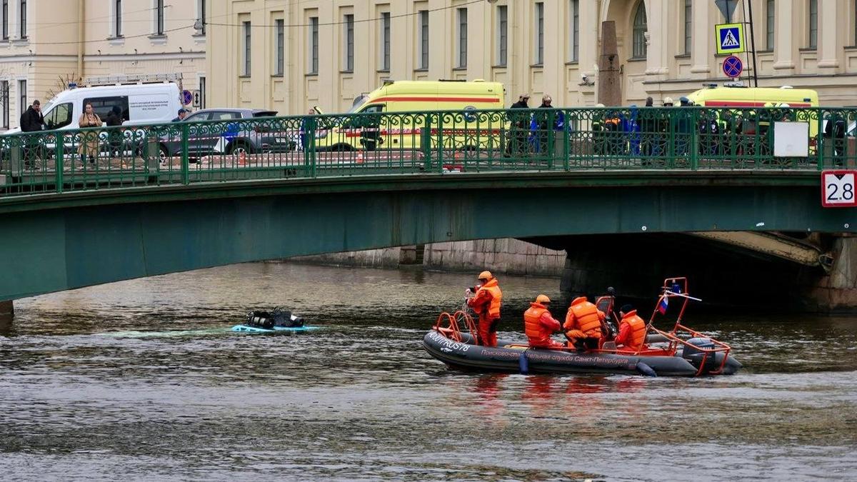 Пассажирский автобус упал в Мойку после столкновения с двумя машинами на  мосту — Новости Санкт-Петербурга › МР7.ру