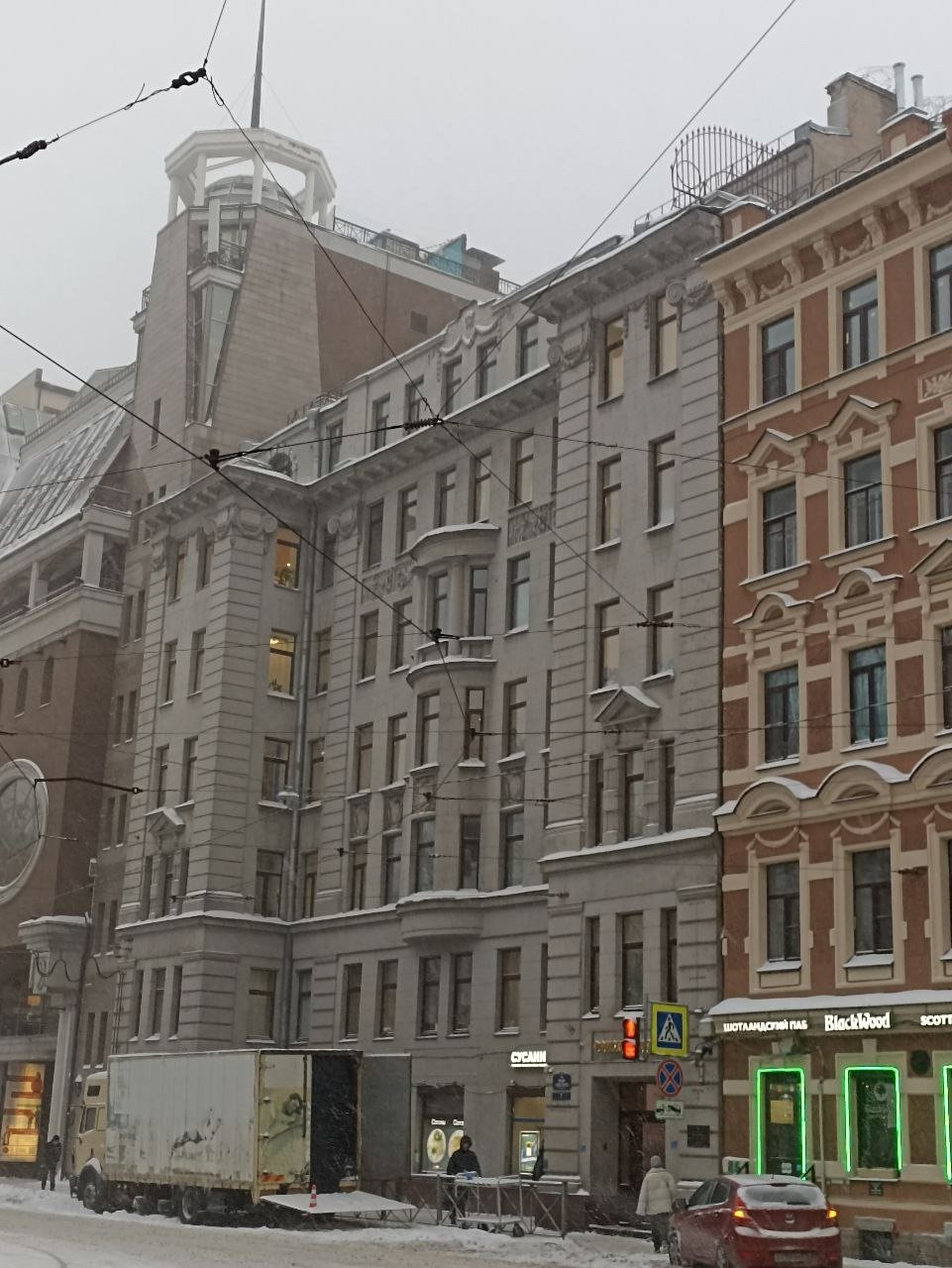 Вид на здание с улицы (в середине). Фото: Лада Новикова / MR7