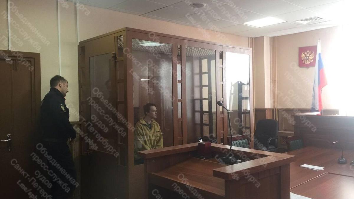 Суд в Петербурге отправил в СИЗО фигуранта дела о разбитых окнах военкомата