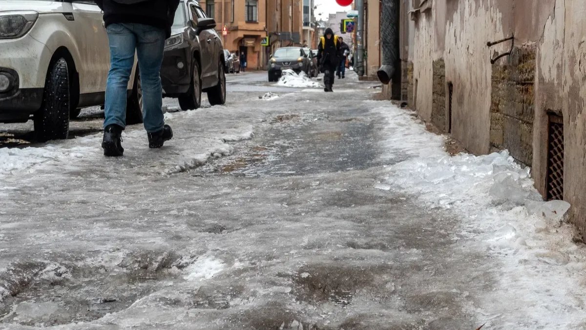 За выходные в Петербурге два человека скончались после падения на льду
