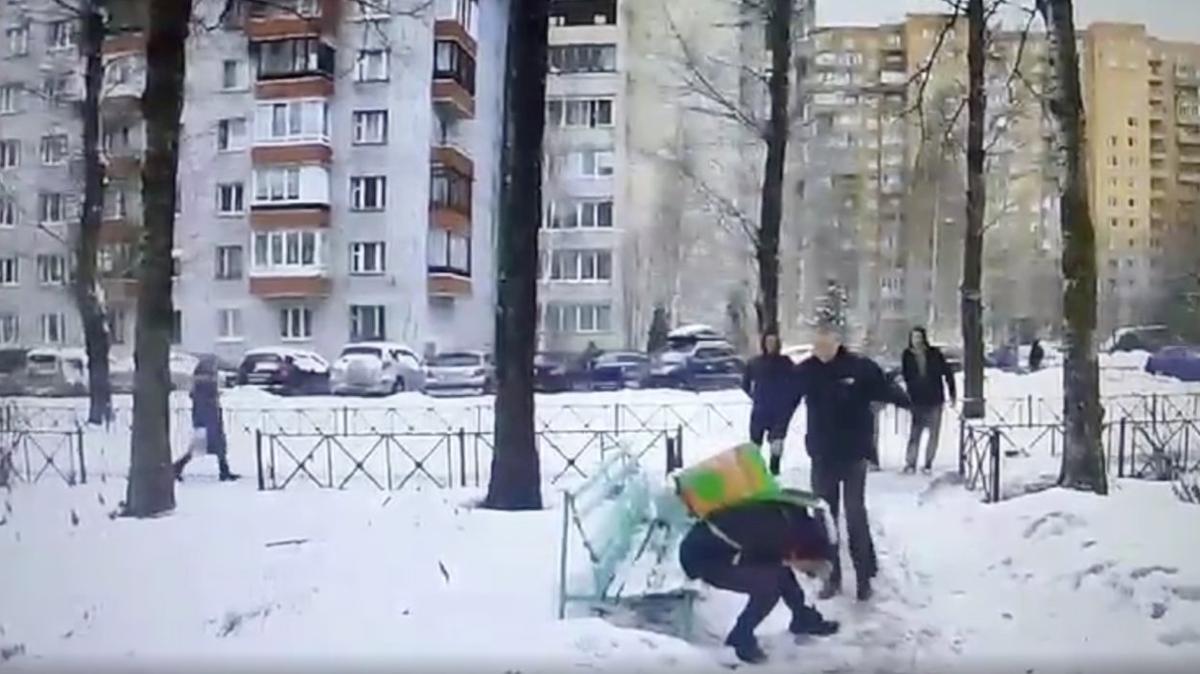 Четверо подростков напали с газовым баллончиком на курьера в Московском районе
