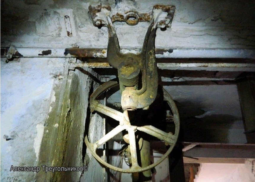 Исторический валопровод со шкивами в солодовне завода «Бавария». Утрачен. Фото: Александр Треугольников