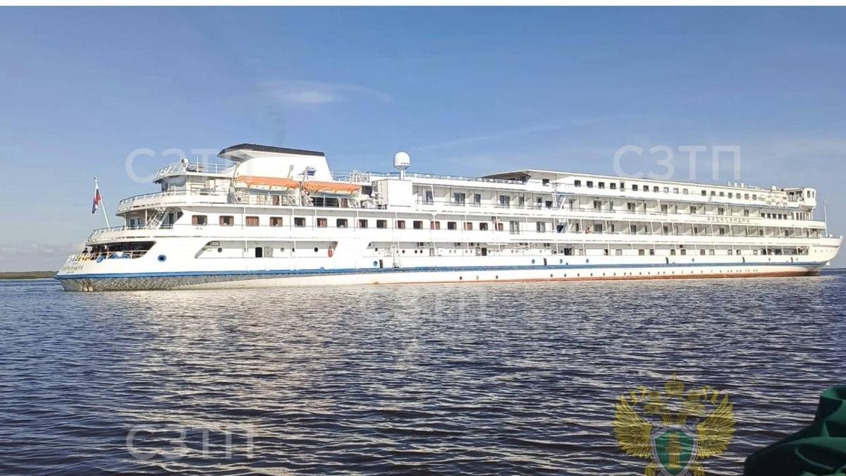 Теплоход «Александра» сел на мель на реке Ковжи по пути из Петербурга в Москву