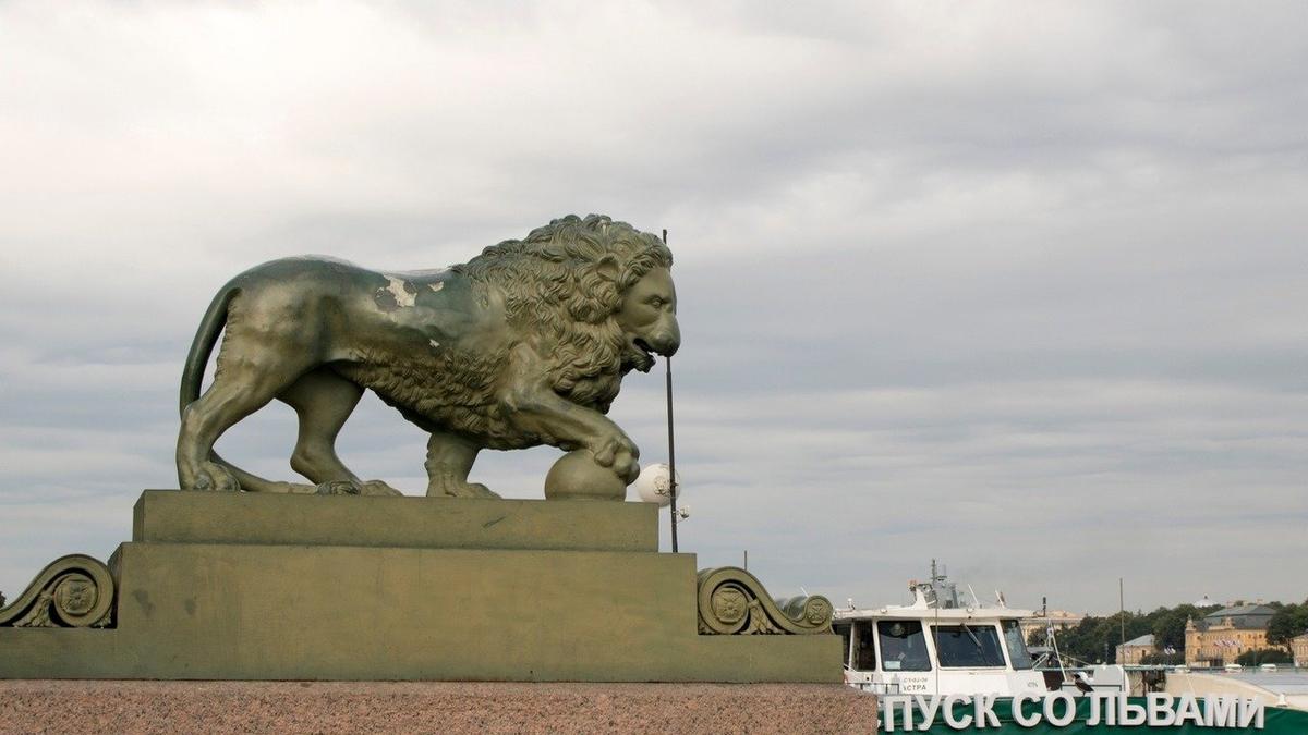 Львов у Дворцового моста увезли на реставрацию