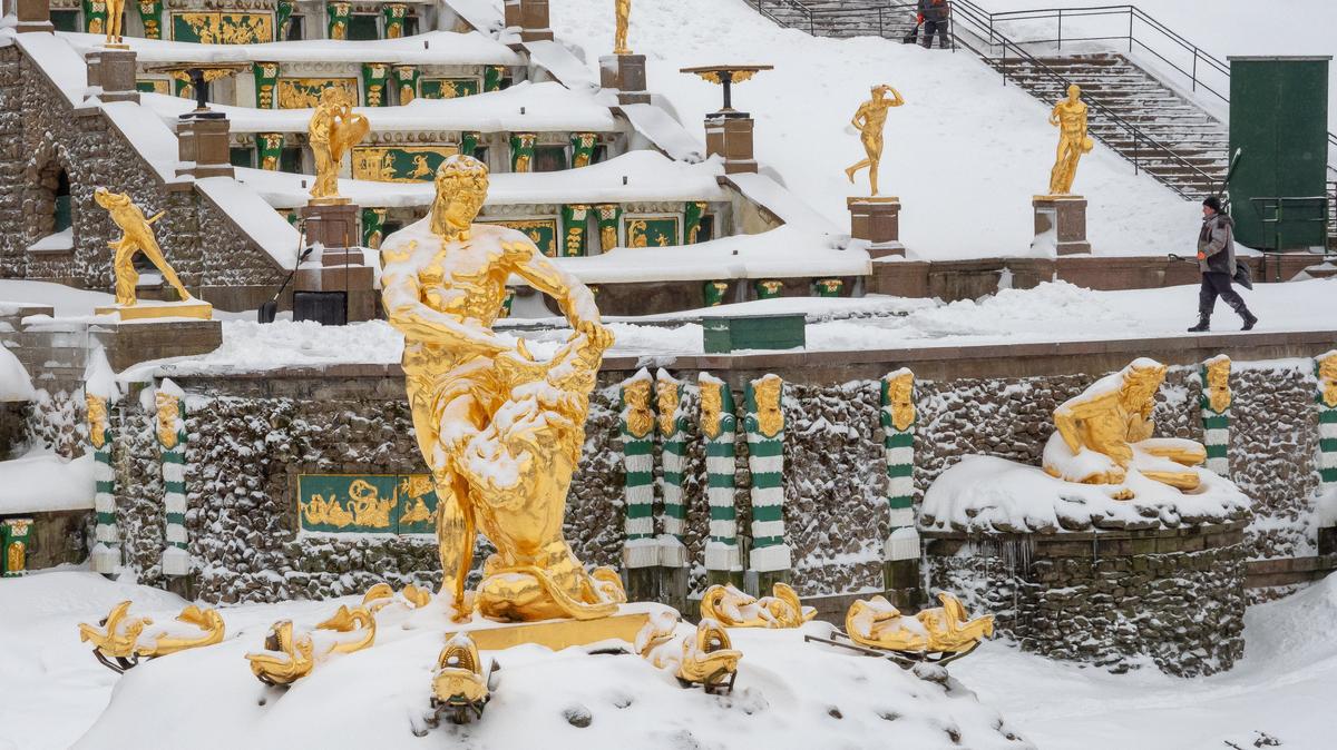 Фонтаны Петергофа запустят с 22 апреля