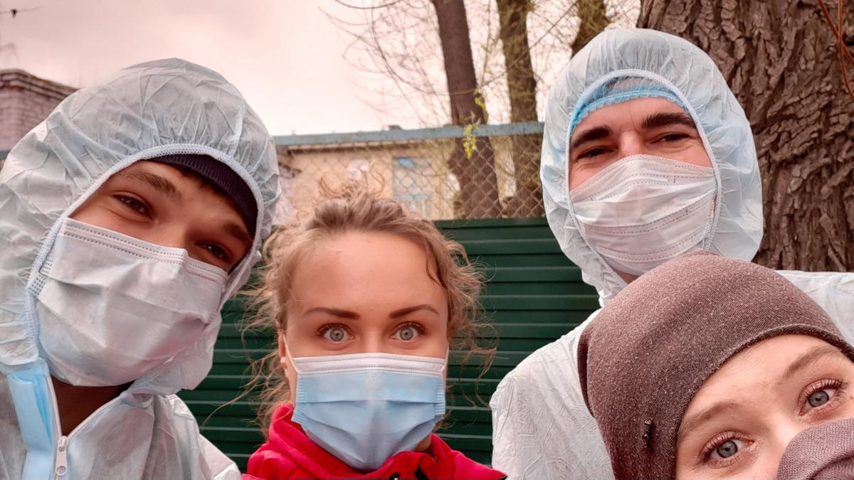 Андрей в Челябинске с волонтёрами проекта «Другая медицина». Фото предоставлено героем.