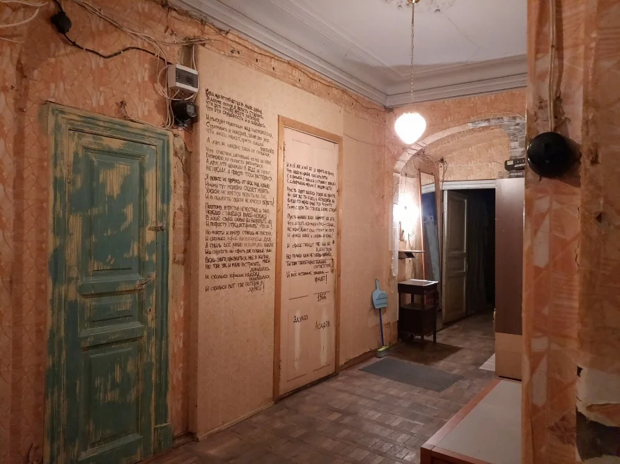 В коммунальном коридоре Ольга разместила на двери  стихотворение Эдуарда Асадова.jpg