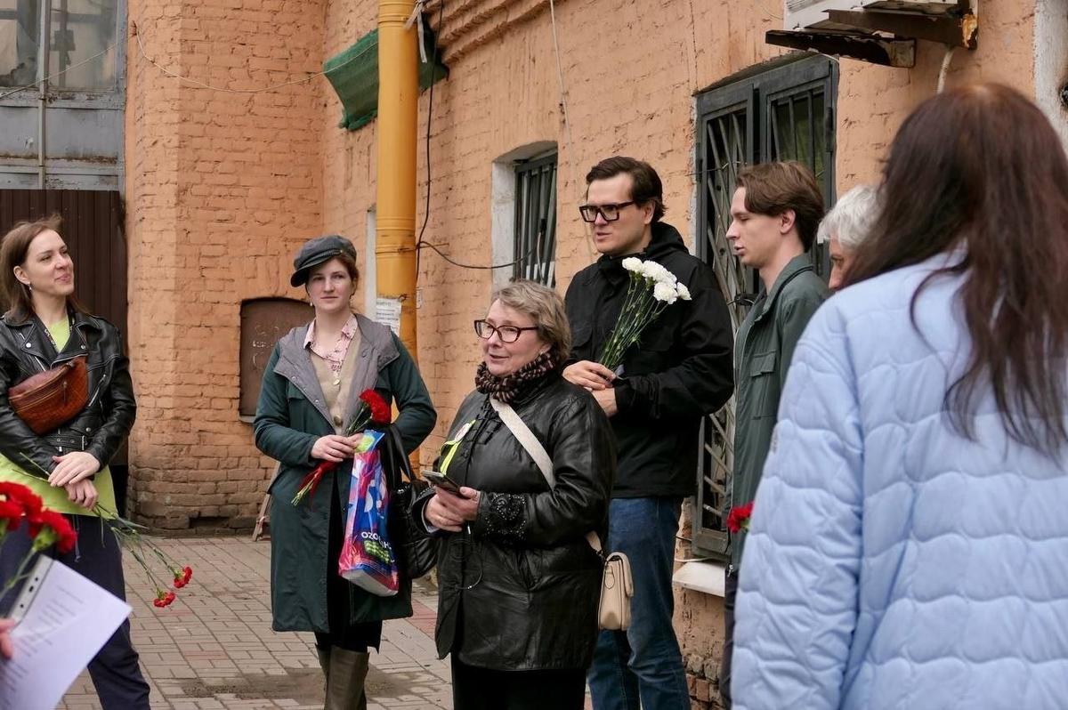 На акции в 116-ю годовщину со дня рождения Ольги Берггольц — у здания школы, где она училась. Фото: Дарья Дмитриева / МР7