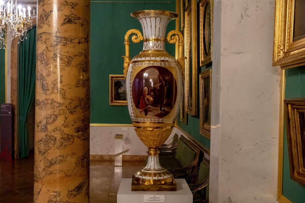 Одна из двух позолоченных ваз 1840-х годов. Фото: Олег Золото / MR7