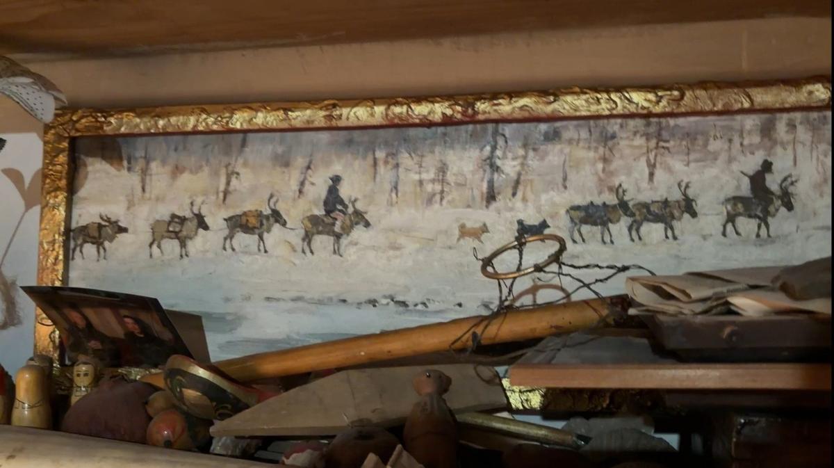 Картина художника и сувениры, привезённые из экспедиций. Фото: Валерия Шимаковская / MR7