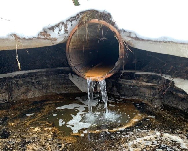 Труба, вызывающая беспокойство у общественности. Фото: читатель MR7