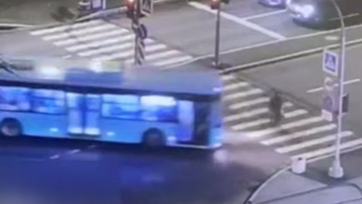 На Институтском проспекте лазурный автобус сбил пенсионерку