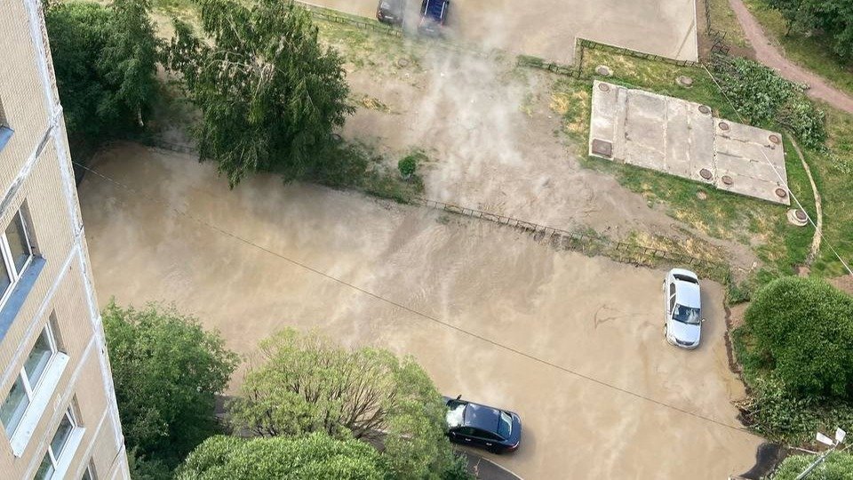 Трубу с кипятком прорвало на Планерной улице в Петербурге