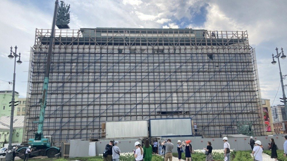 На Московские триумфальные ворота возвращают отреставрированные украшения