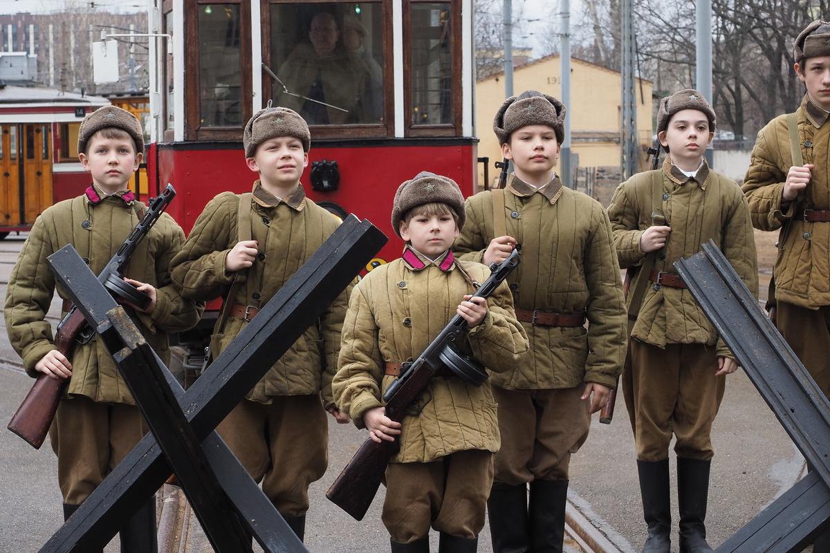 Дети в костюмах военных на мероприятии в честь 80-летия пуска трамвая в блокадном Ленинграде, апрель 2022 года. Фото: Олег Золото / MR7
