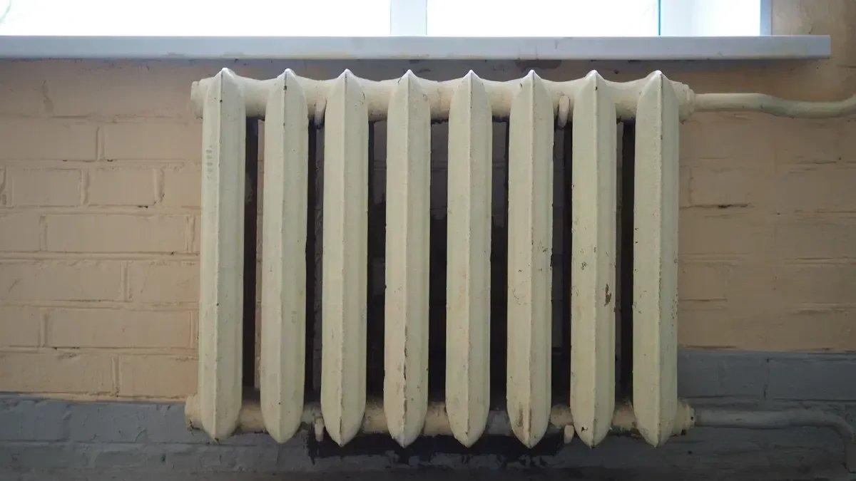 Жители 375 домов в Калининском районе остались без отопления