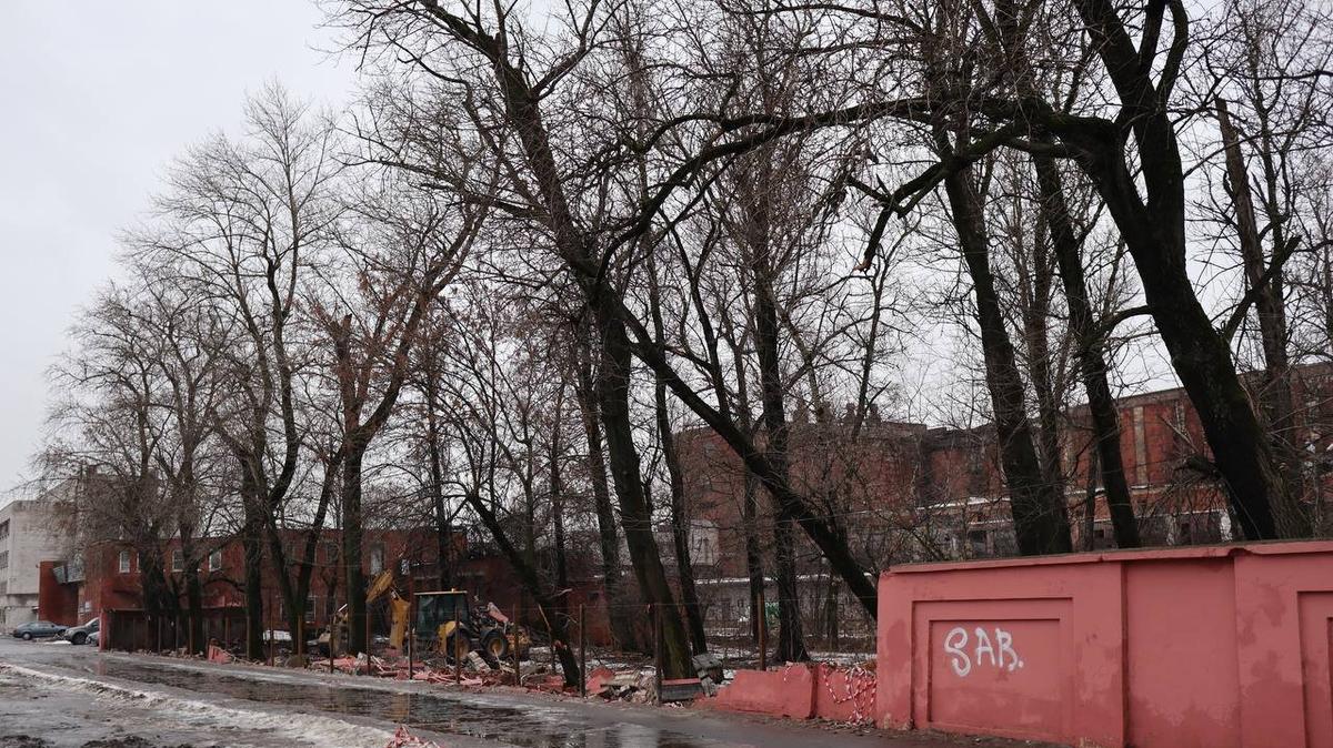 У мясокомбината имени Кирова обрушилась ограда