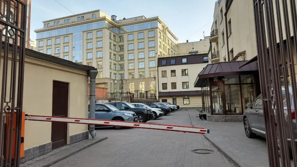 Вишневский: Смольный отказывается ввести мораторий на демонтаж шлагбаумов во дворах Петроградского района