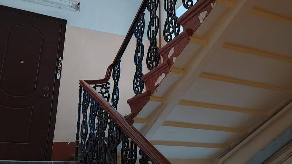 Прокуратура начала проверку после падения девочки с лестницы в парадной на 1-й Красноармейской