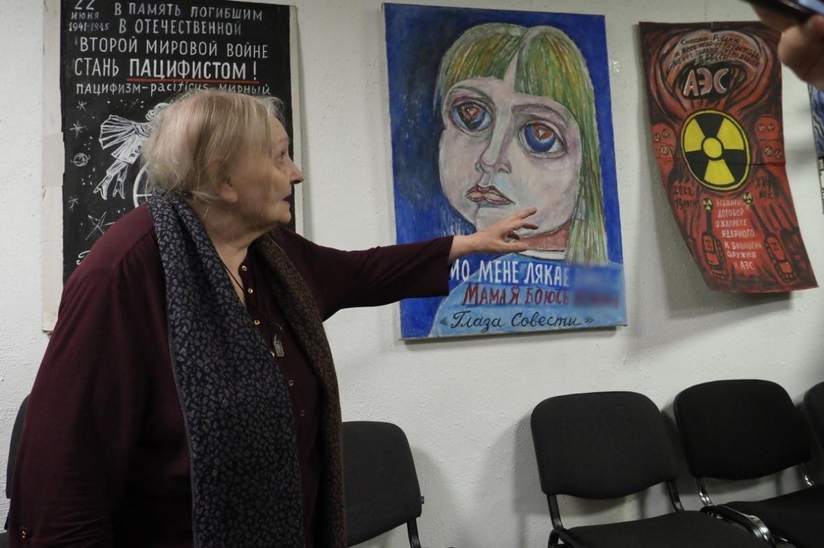 Елена Осипова на открытии выставки своих плакатов. Фото: Олег Золото / MR7