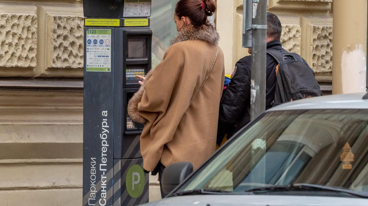 Смольный расширил границы льготных парковочных разрешений в Адмиралтейском районе