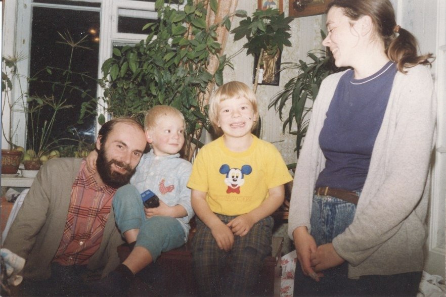 Папа Андрей Козлов, сыновья Андрей и Николай, мама Мария Родигина, 1990-е. Фото: из семейного архива Андрея Козлова