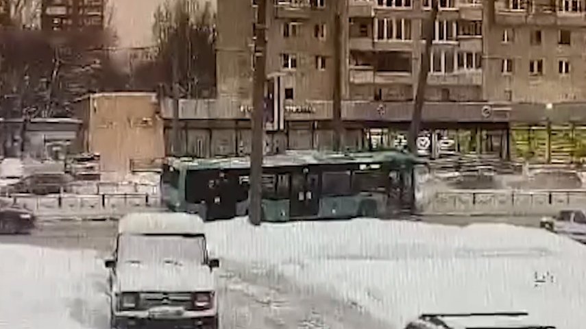 Пять пассажиров автобуса пострадали в ДТП на проспекте Просвещения