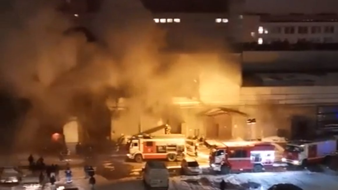 На проспекте Непокорённых загорелся бизнес-центр