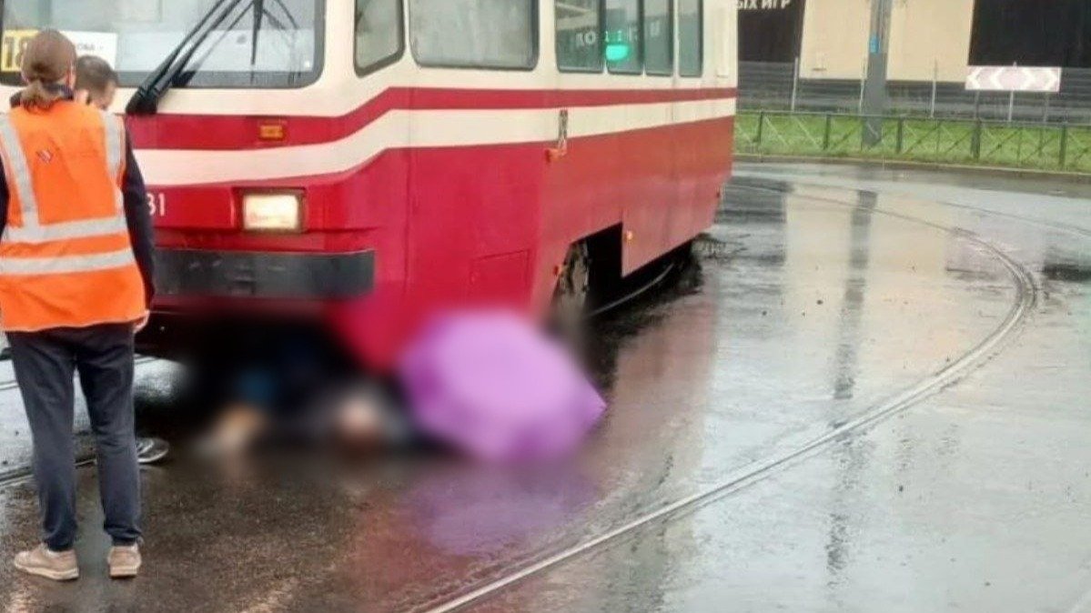 В Петербурге женщина попала под трамвай на Гаккелевской улице