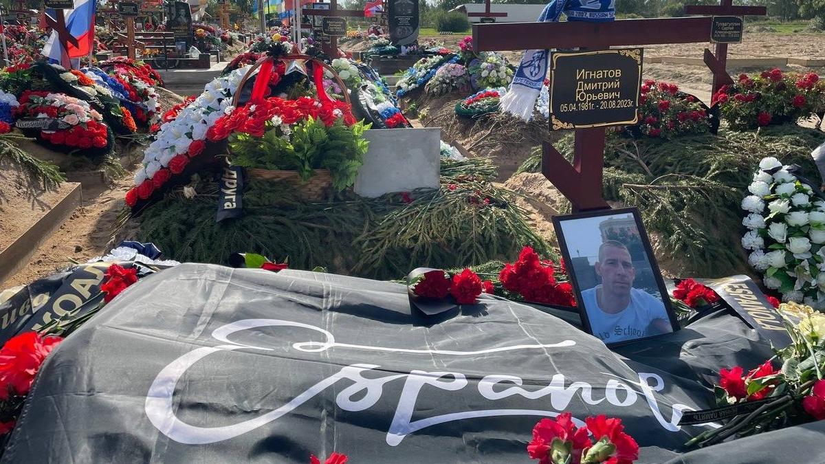На могиле у погибшего друзья оставили флаг отряда «Эспаньола», в котором тот служил. Фото: Дарья Дмитриева / MR7