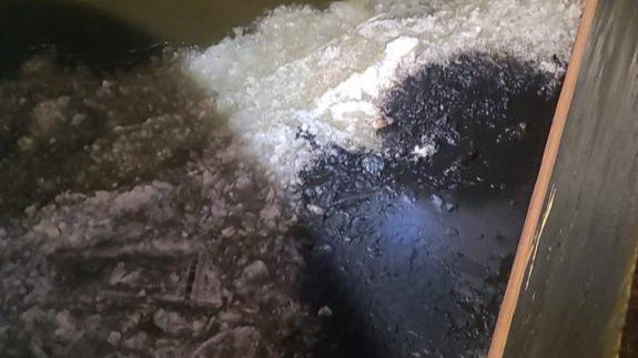 При заправке судна в Большом порту Петербурга произошёл разлив нефтепродуктов