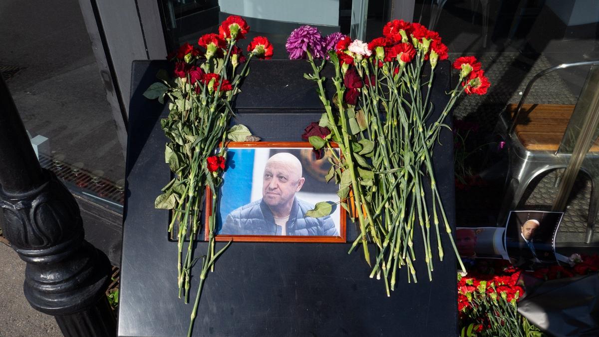 Стихийный мемориал у кафе на Университетской набережной. Фото: Дмитрий Абрамов / MR7