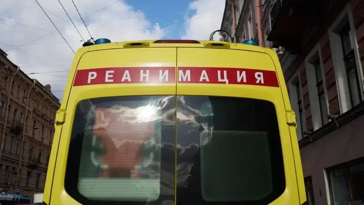 На петербуржца с балкона упал приезжий из Мурманска