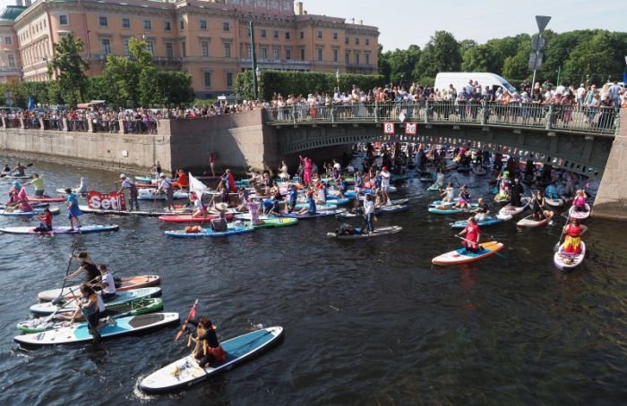 Около 6,5 тысячи сапбордистов встали на доски, чтобы проплыть по каналам Петербурга