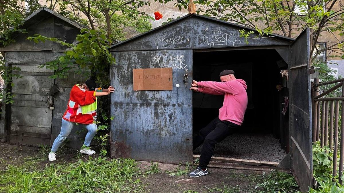Перформанс художницы Марины Абаджевой «ПОМОГИТЕ». Фото: Любовь Смирнова / МР7