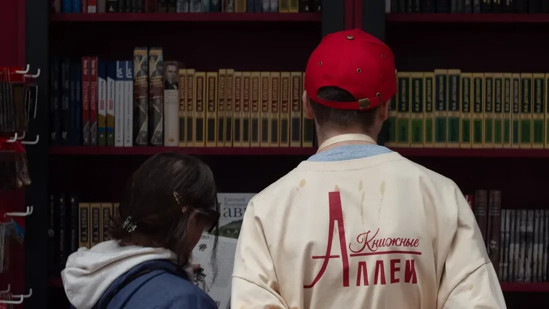 Книжные аллеи 2023 года на Малой Конюшенной. Фото: Дмитрий Абрамов / MR7