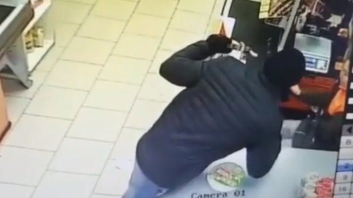 Вооружённый ножом мужчина похитил из кассы магазина на Садовой более 36 тысяч рублей