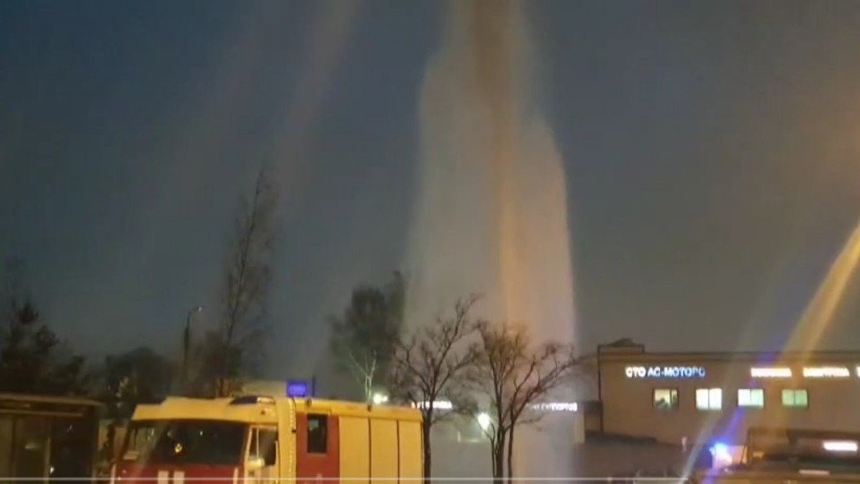 Фонтан в несколько метров высотой бьет на углу Бассейной улицы и Витебского проспекта