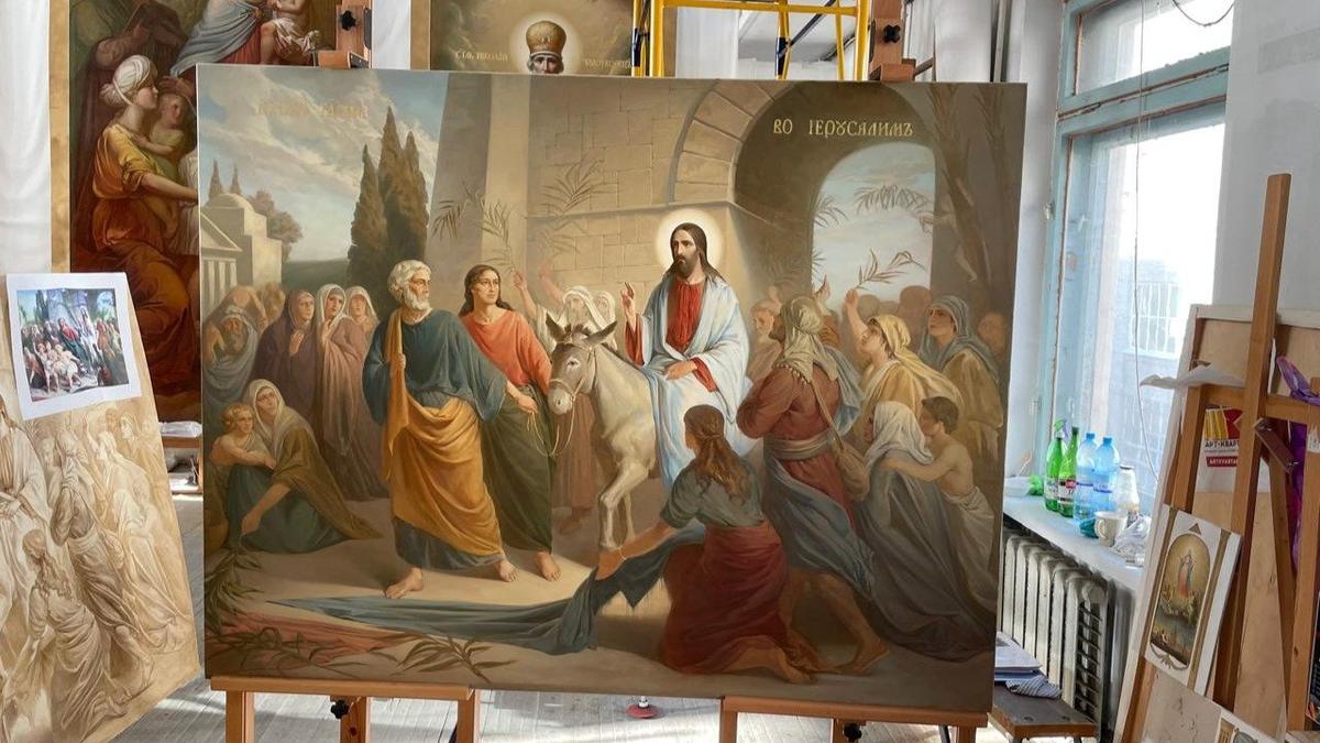 В Смольном соборе завершили написание 22 икон для возрождаемого иконостаса