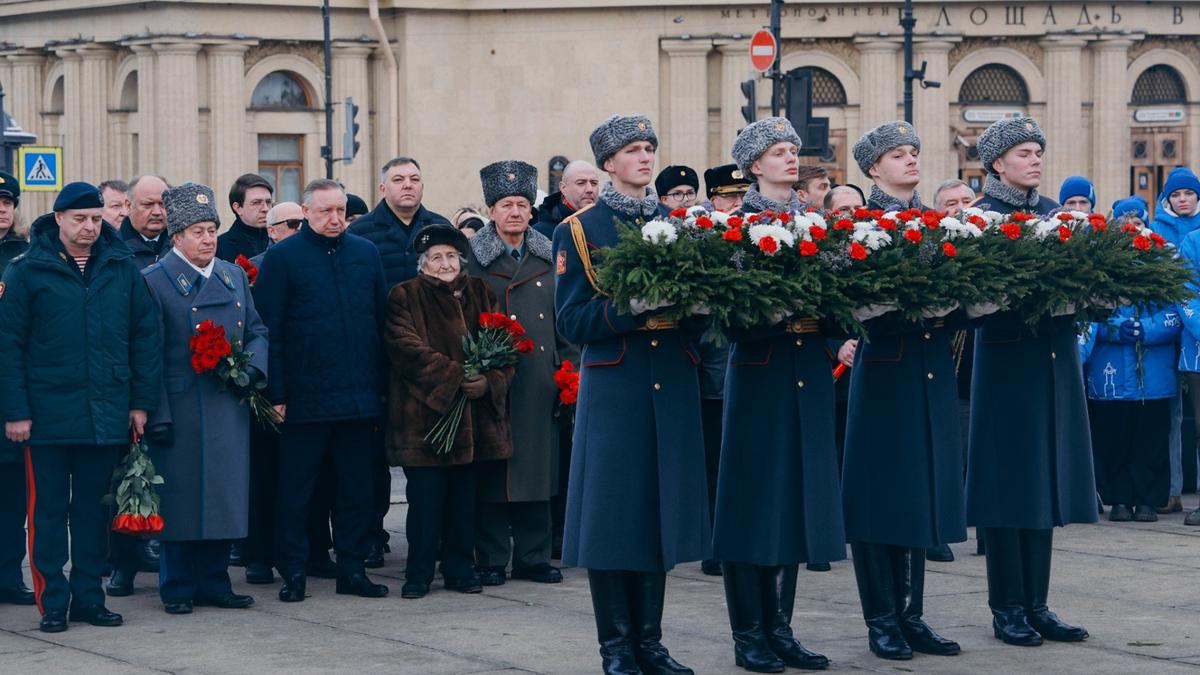 В День защитника Отечества в Петербурге прошли церемонии возложения цветов