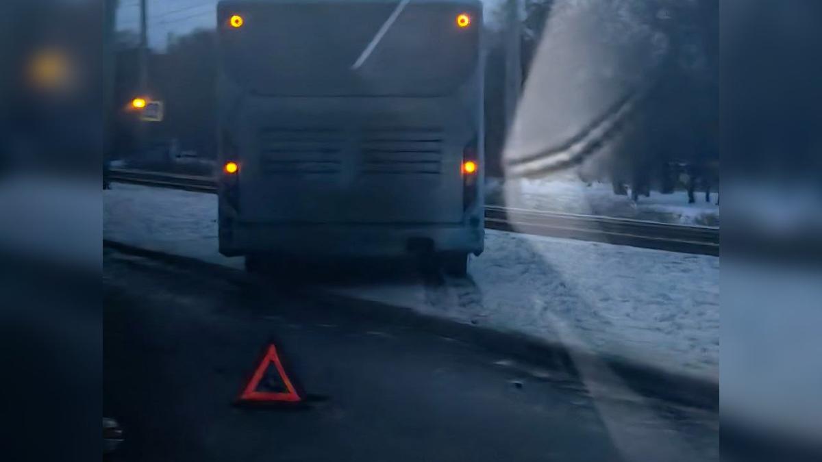 Лазурный автобус зацепил несколько машин на проспекте Стачек и съехал на обочину